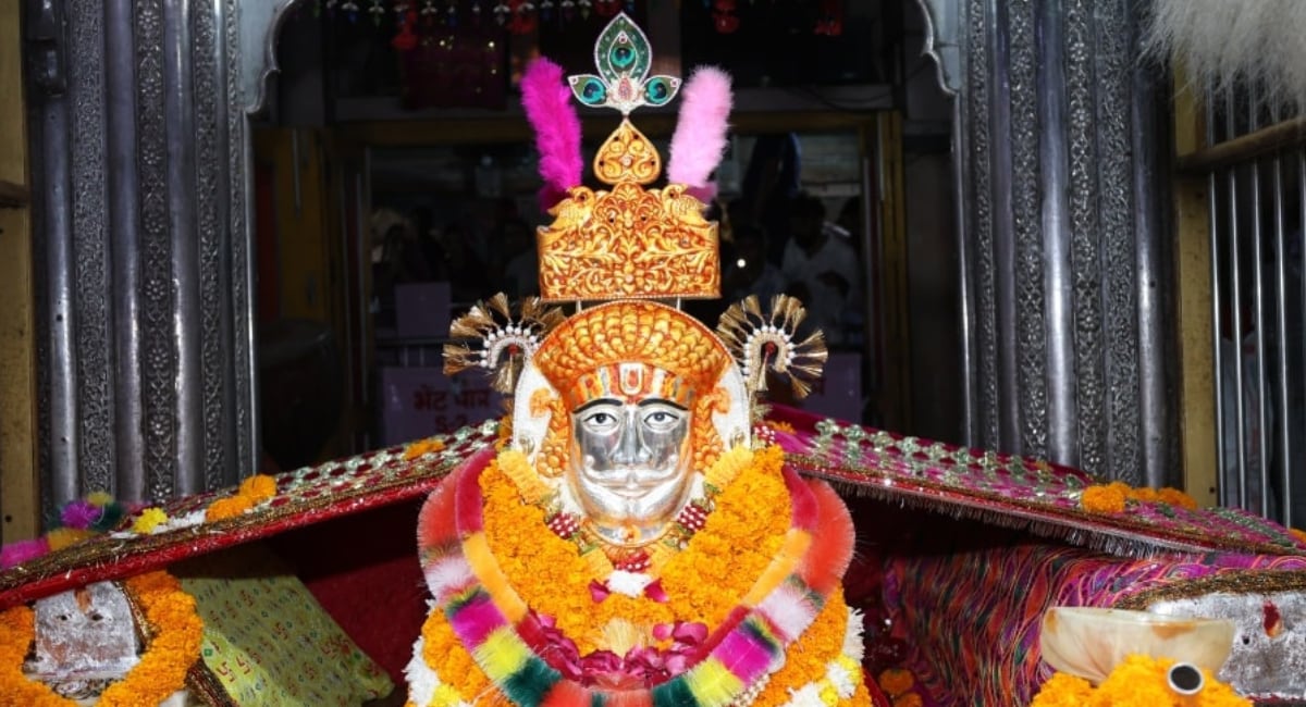 राजस्थान के लोक देवता बाबा रामदेव की समाधि पर उनकी मूर्ति राजस्थान के लोक देवता बाबा रामदेव की समाधि पर उनकी मूर्ति