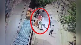 गलत नंबर देने पर सिरफिरे आशिक की घिनौनी करतूत, गली में महिला संग किया ऐसा काम; CCTV में घटना कैद