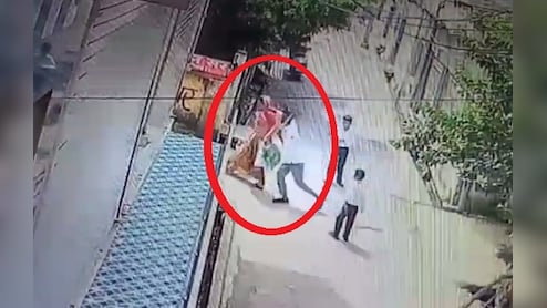 गलत नंबर देने पर सिरफिरे आशिक की घिनौनी करतूत, गली में महिला संग किया ऐसा काम; CCTV में घटना कैद