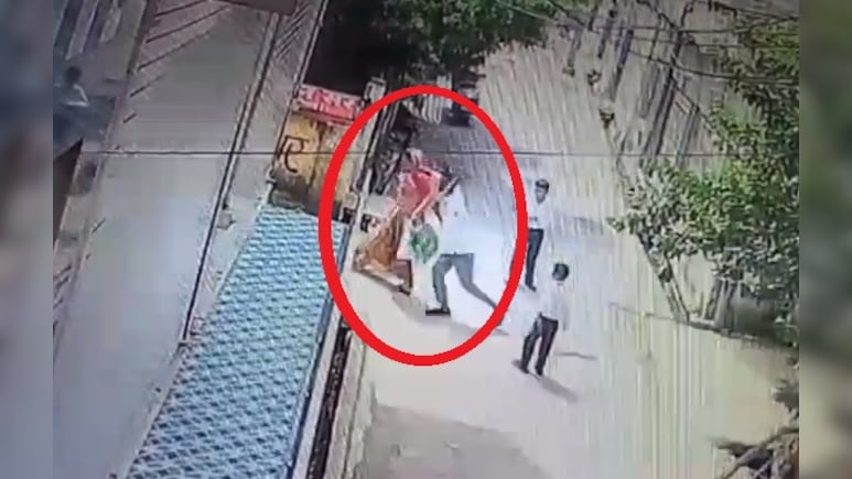 गलत नंबर देने पर सिरफिरे आशिक की घिनौनी करतूत, गली में महिला संग किया ऐसा काम; CCTV में घटना कैद गलत नंबर देने पर सिरफिरे आशिक की घिनौनी करतूत, गली में महिला संग किया ऐसा काम; CCTV में घटना कैद
