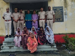 प्रतापगढ़ में पुलिस पर जानलेवा हमला कर तोड़े वाहन, 3 पुलिसकर्मी घायल; 6 महिलाएं सहित 9 लोग गिरफ्तार प्रतापगढ़ में पुलिस पर जानलेवा हमला कर तोड़े वाहन, 3 पुलिसकर्मी घायल; 6 महिलाएं सहित 9 लोग गिरफ्तार