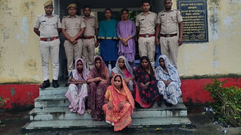प्रतापगढ़ में पुलिस पर जानलेवा हमला कर तोड़े वाहन, 3 पुलिसकर्मी घायल; 6 महिलाएं सहित 9 लोग गिरफ्तार प्रतापगढ़ में पुलिस पर जानलेवा हमला कर तोड़े वाहन, 3 पुलिसकर्मी घायल; 6 महिलाएं सहित 9 लोग गिरफ्तार