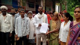 शिक्षा के लिए अभिभावक का अनोखा समर्पण, जर्जर स्कूल देख... बच्चों की पढ़ाई के लिए दे दिया अपना घर