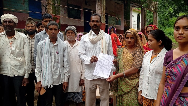 शिक्षा के लिए अभिभावक का अनोखा समर्पण, जर्जर स्कूल देख... बच्चों की पढ़ाई के लिए दे दिया अपना घर शिक्षा के लिए अभिभावक का अनोखा समर्पण, जर्जर स्कूल देख... बच्चों की पढ़ाई के लिए दे दिया अपना घर