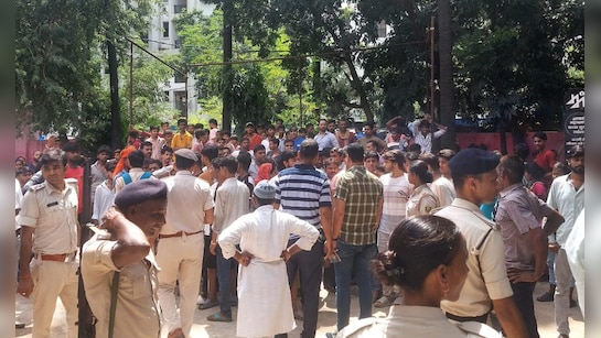 Patna Breaking News: गर्ल्स स्कूल में कक्षा 5 की छात्रा ने बाथरूम में आग लगाई, छात्रों और शिक्षकों में अफरा-तफरी 67 बाथरूम में कक्षा 5 की छात्रा ने लगा ली आग, पटना के गर्ल्स स्कूल में मचा बवाल | Patna Girls School Class 5 Student Set Herself On Fire In The Bathroom