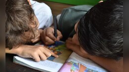 12 साल से सड़क किनारे बैठकर पढ़ाई कर रहे छात्र, बजट मिला भी तो नहीं ढूंढ पा रहे जमीन