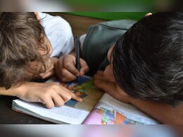 12 साल से सड़क किनारे बैठकर पढ़ाई कर रहे छात्र, बजट मिला भी तो नहीं ढूंढ पा रहे जमीन 12 साल से सड़क किनारे बैठकर पढ़ाई कर रहे छात्र, बजट मिला भी तो नहीं ढूंढ पा रहे जमीन