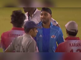 Harbhajan Singh Slapgate Video: हाथ मिलाने के बजाय हरभजन ने श्रीसंत को जड़ दिया था थप्पड़, वीडियो आया सामने Harbhajan Singh Slapgate Video: हाथ मिलाने के बजाय हरभजन ने श्रीसंत को जड़ दिया था थप्पड़, वीडियो आया सामने