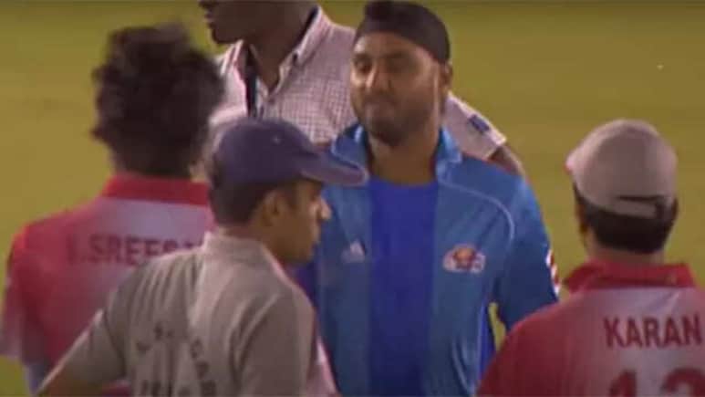 Harbhajan Singh Slapgate Video: हाथ मिलाने के बजाय हरभजन ने श्रीसंत को जड़ दिया था थप्पड़, वीडियो आया सामने Harbhajan Singh Slapgate Video: हाथ मिलाने के बजाय हरभजन ने श्रीसंत को जड़ दिया था थप्पड़, वीडियो आया सामने