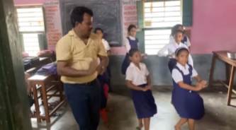 क्लास में बच्चों के साथ 'देस रंगीला' पर टीचर ने किया ऐसा जबरदस्त डांस, जमकर हो रही तारीफ, लोगों ने किया सलाम