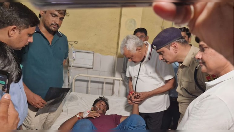 डॉक्‍टर के रूप में द‍िखे मंत्री क‍िरोड़ी लाल मीणा, ज‍िला अस्‍पताल में घायलों का आला लगाकर क‍िया चेकअप