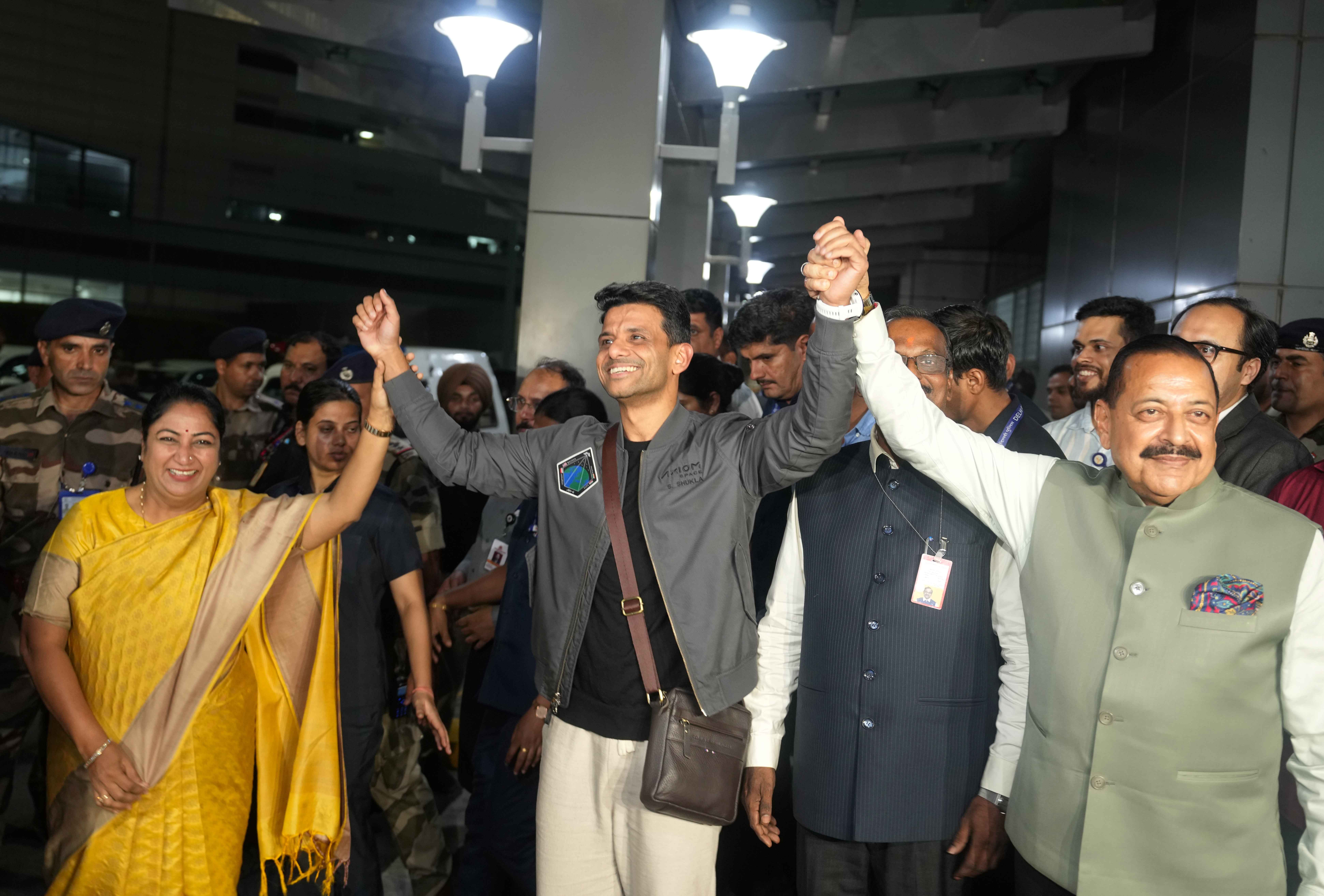 भारत माता के जयकारे और ढोल नगाड़े... अंतरिक्ष में परचम लहराकर भारत लौटे शुभांशु शुक्ला का जोरदार स्‍वागत