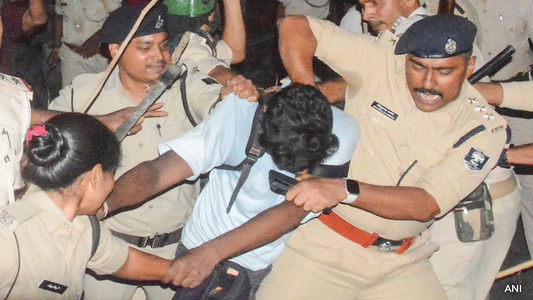 5 Police Personnel Injured In Mob Attack Over Murder Of 2 Children In Patna 5 Police Personnel Injured In Mob Attack Over Murder Of 2 Children In Patna