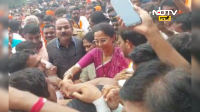 Supriya Sule: मराठा आंदोलकांनी सुप्रिया सुळेंना घेरलं, आझाद मैदानात नक्की काय घडलं?