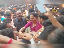 Supriya Sule: मराठा आंदोलकांनी सुप्रिया सुळेंना घेरलं, आझाद मैदानात नक्की काय घडलं? Supriya Sule: मराठा आंदोलकांनी सुप्रिया सुळेंना घेरलं, आझाद मैदानात नक्की काय घडलं?