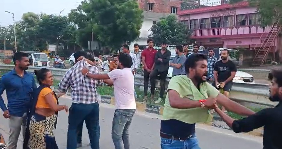 सावन खत्म होते ही मछली को लेकर भिड़े दो पक्ष, जमकर चले लात-घूंसे, वीडियो वायरल