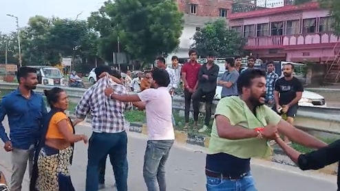 सावन खत्म होते ही मछली को लेकर भिड़े दो पक्ष, जमकर चले लात-घूंसे, वीडियो वायरल