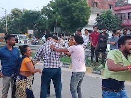 सावन खत्म होते ही मछली को लेकर भिड़े दो पक्ष, जमकर चले लात-घूंसे, वीडियो वायरल सावन खत्म होते ही मछली को लेकर भिड़े दो पक्ष, जमकर चले लात-घूंसे, वीडियो वायरल