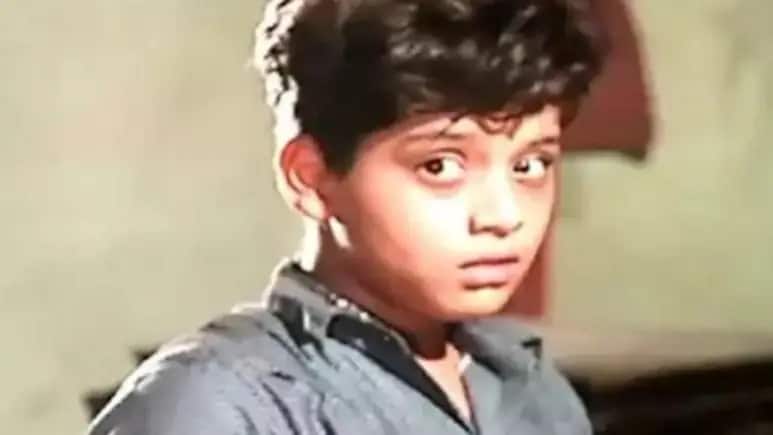 शोले में इस बच्चे ने निभाया डबल रोल, बड़ा हुआ तो एक फिल्म ने बदली किस्मत, टॉप एक्ट्रेस बनी वाइफ, बेटी भी स्टार शोले में इस बच्चे ने निभाया डबल रोल, बड़ा हुआ तो एक फिल्म ने बदली किस्मत, टॉप एक्ट्रेस बनी वाइफ, बेटी भी स्टार