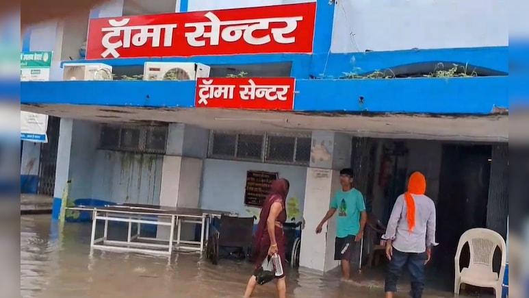 बिहार: तालाब में तब्दील हुआ मोहनिया का अस्पताल, गंदे पानी के बीच इलाज कराने को मजबूर मरीज