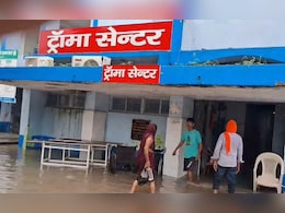 बिहार: तालाब में तब्दील हुआ मोहनिया का अस्पताल, गंदे पानी के बीच इलाज कराने को मजबूर मरीज बिहार: तालाब में तब्दील हुआ मोहनिया का अस्पताल, गंदे पानी के बीच इलाज कराने को मजबूर मरीज