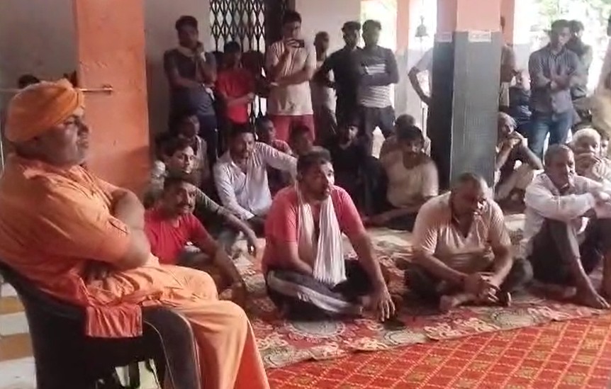 कलयुगी बेटा! 25 लाख के मुआवजे के लिए जिंदा पिता को बताया मरा, वीडियो देख घर लौटा बुजुर्ग