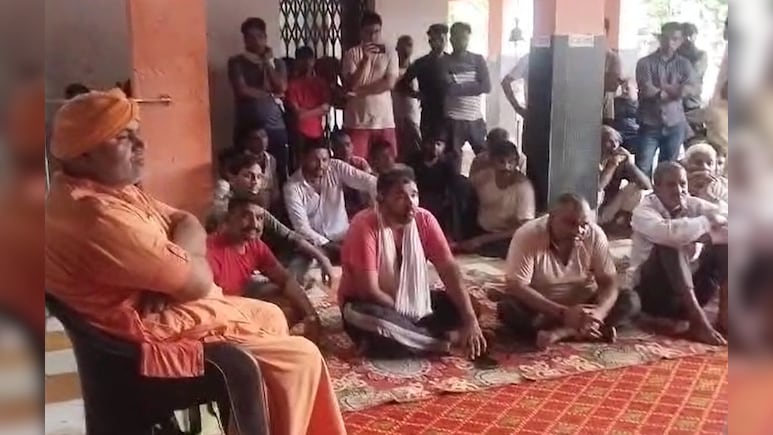 कलयुगी बेटा! 25 लाख के मुआवजे के लिए जिंदा पिता को बताया मरा, वीडियो देख घर लौटा बुजुर्ग कलयुगी बेटा! 25 लाख के मुआवजे के लिए जिंदा पिता को बताया मरा, वीडियो देख घर लौटा बुजुर्ग