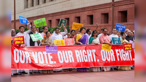 Parliament Monsoon Session LIVE Updates: विपक्ष के सांसद आज संसद से चुनाव आयोग कार्यालय तक करेंगे मार्च