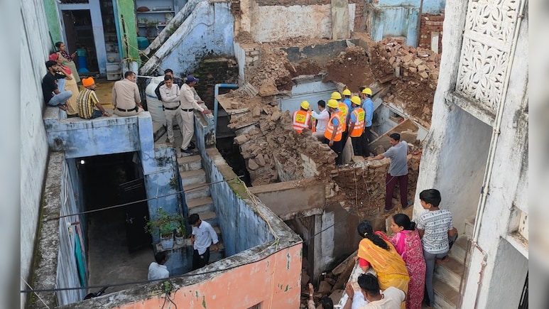 बारिश बनी जानलेवा: ग्वालियर में ढह गया मकान, मलबे में दबकर मजदूर की मौत; पिता-पुत्री घायल