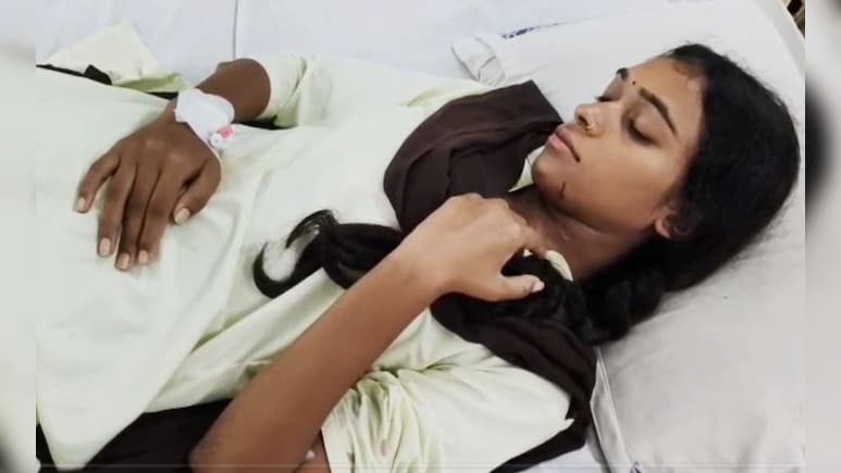 जबलपुर में मोबाइल चार्जिंग को लेकर खूनी संघर्ष, महिला-बच्चे समेत 7 घायल जबलपुर में मोबाइल चार्जिंग को लेकर खूनी संघर्ष, महिला-बच्चे समेत 7 घायल