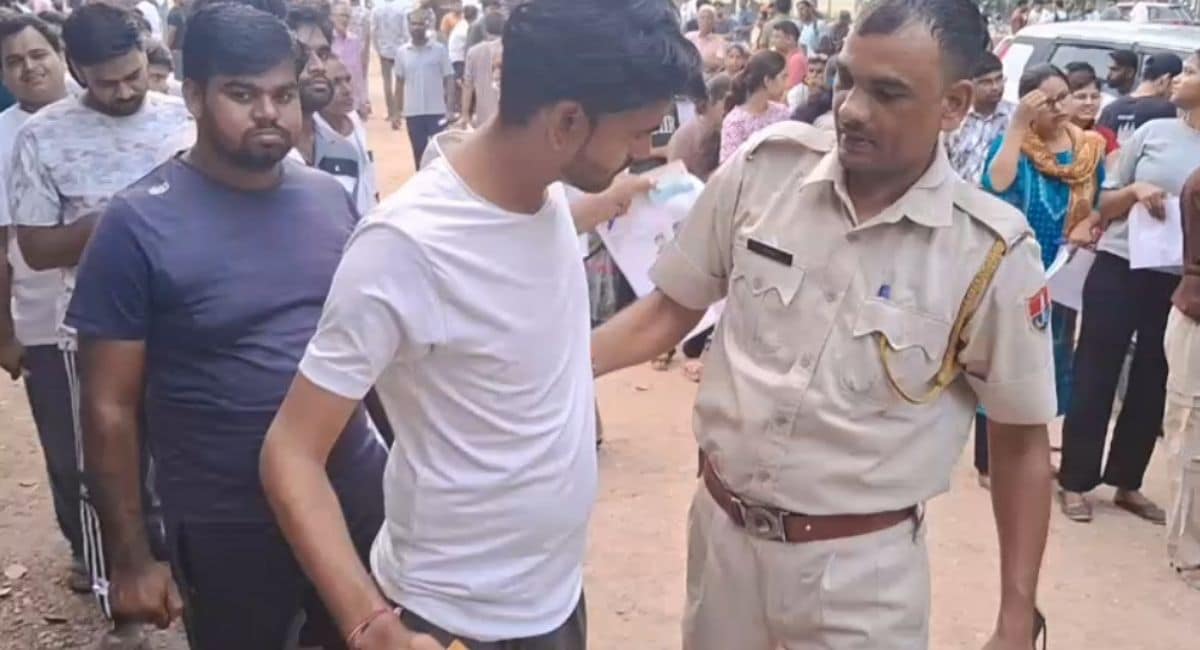परीक्षा केंद्र के बाहर चेकिंग करते पुलिसकर्मी. परीक्षा केंद्र के बाहर चेकिंग करते पुलिसकर्मी.