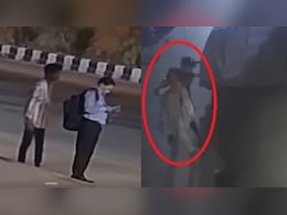 दिल्ली में ‘गला घोंटू गैंग’ का आतंक, बस स्टैंड पर दिनदहाड़े लूटपाट, देखिए वीडियो
