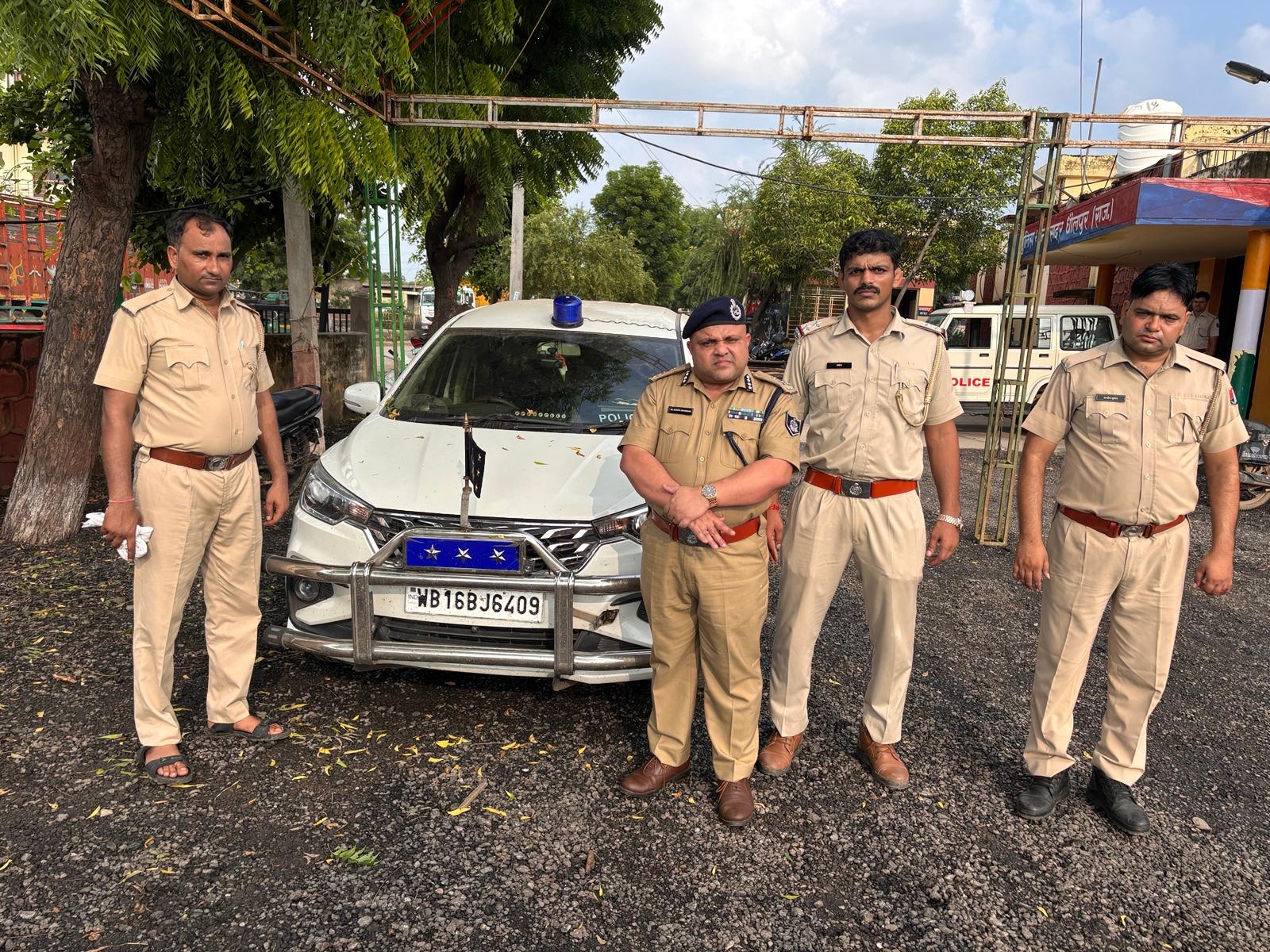 पश्चिम बंगाल नंबर प्लेट की गाड़ी के साथ ADG रैंक का फर्जी पुलिस अधिकारी गिरफ्तार पश्चिम बंगाल नंबर प्लेट की गाड़ी के साथ ADG रैंक का फर्जी पुलिस अधिकारी गिरफ्तार