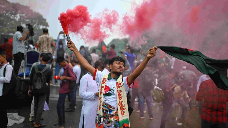बांग्लादेश: ढाका में हुई मेगा रैली, मोहम्मद युनूस बोले फरवरी 2026 में होंगे चुनाव! बांग्लादेश: ढाका में हुई मेगा रैली, मोहम्मद युनूस बोले फरवरी 2026 में होंगे चुनाव!