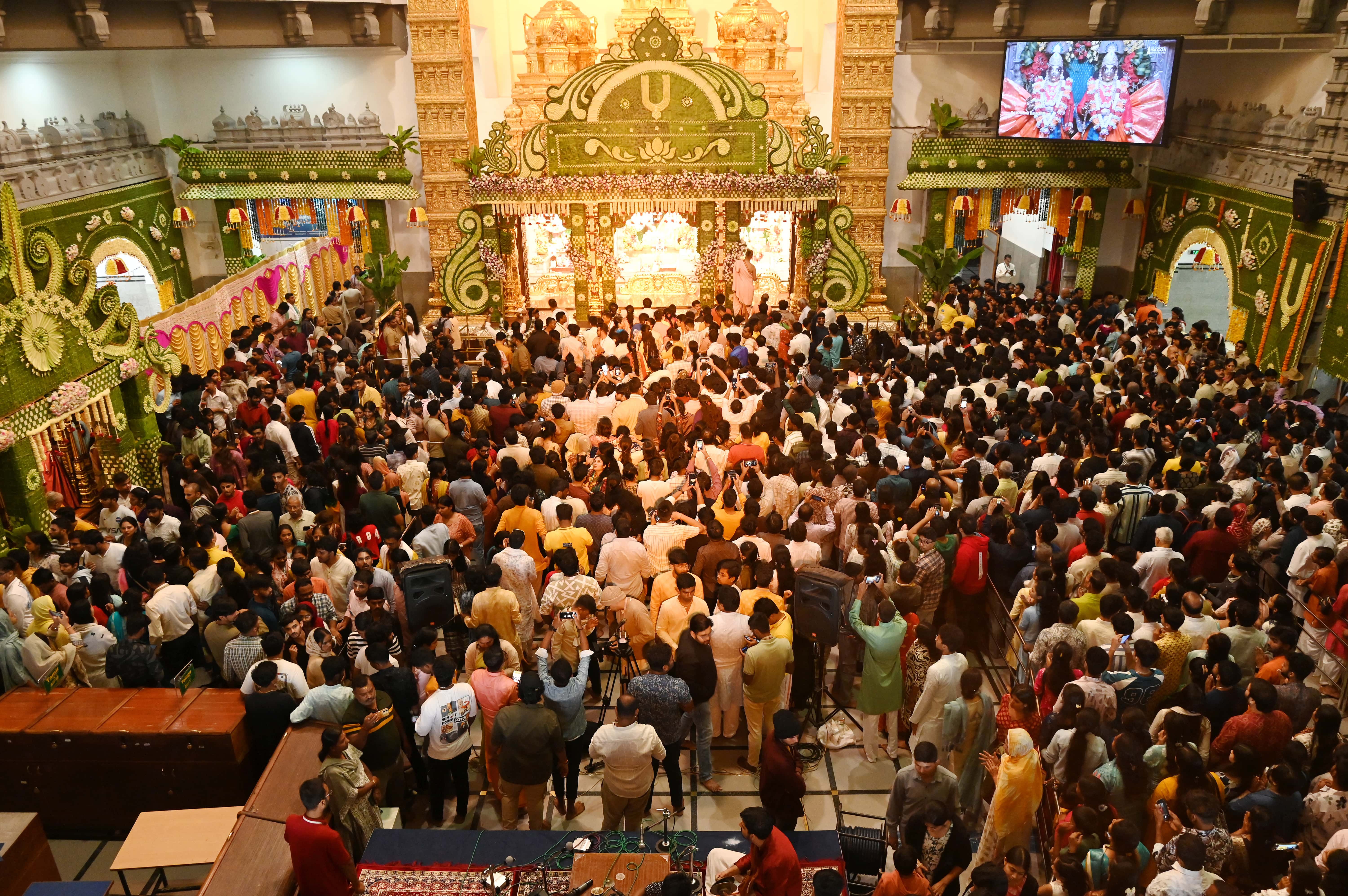देशभर में कृष्ण जन्माष्टमी की धूम, मथुरा से मुंबई तक मंदिरों में भक्तों का सैलाब; देखें तस्वीरें-वीडियो