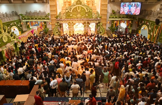 नंद घर आनंद भयो... जनमाष्‍टमी पर मथुरा से मुंबई तक मंदिरों में उमड़ा भक्तों का सैलाब; देखें तस्वीरें-वीडियो