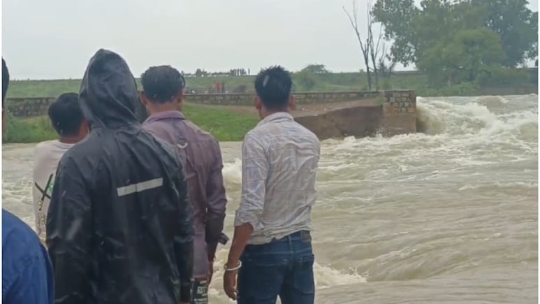 Rajasthan Breaking News: सूरवाल बांध में पलटी लोगों से भरी नाव, 10 लोग डूबे, 3 को बचाया, बाकी की तलाश जारी