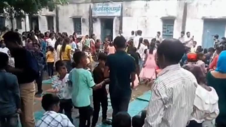 Gwalior-नरसिंहपुर में उल्‍टा फहरा दिया तिरंगा, भिंड में सरकारी स्कूल में आजादी के जश्न पर बजे आपत्तिजनक गाने, ग्रामीणों ने जताई नाराजगी