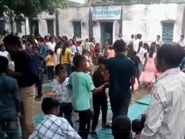 Gwalior-नरसिंहपुर में उल्टा फहरा दिया तिरंगा, भिंड में सरकारी स्कूल में आजादी के जश्न पर बजे आपत्तिजनक गाने, ग्रामीणों ने जताई नाराजगी Gwalior-नरसिंहपुर में उल्टा फहरा दिया तिरंगा, भिंड में सरकारी स्कूल में आजादी के जश्न पर बजे आपत्तिजनक गाने, ग्रामीणों ने जताई नाराजगी