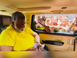बिहार: बाढ़ पीड़ितों से मिलने पहुंचे पप्पू यादव, मददगारों को पैसे बांटते हुए आए नजर बिहार: बाढ़ पीड़ितों से मिलने पहुंचे पप्पू यादव, मददगारों को पैसे बांटते हुए आए नजर