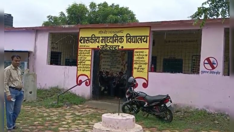 MP News: स्कूलों की हालत खराब, खौफ के साए में पढ़ रहे बच्चे; बिल्डिंग की मरम्मत करने तैयार नहीं अधिकारी
