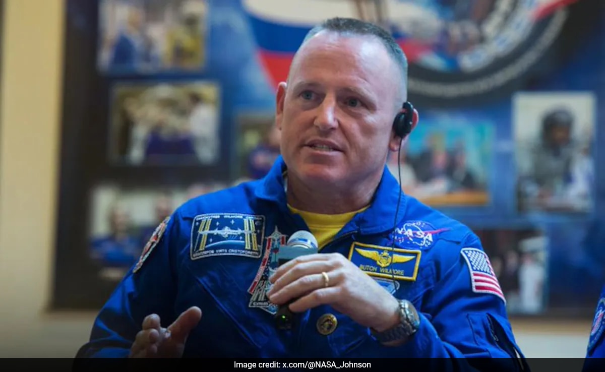 Един от двамата за заседнали астронавти на НАСА се оттегли