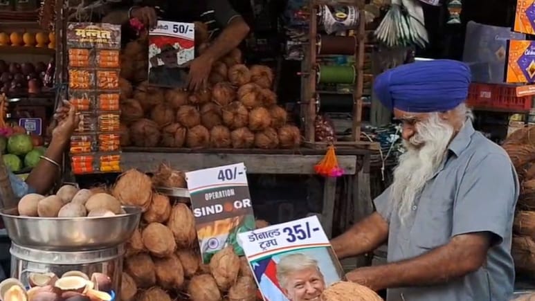 Raksha Bandhan 2025: बाजार में ट्रंप-ऑपरेशन सिंदूर और मोदी नारियल की बिक्री, ग्राहकों को लुभा रहे व्यापारी