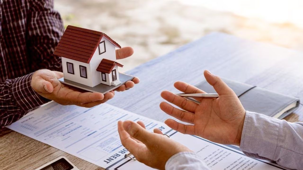 Fake Property Check: प्रॉपर्टी खरीदने से पहले यह जरूर चेक कर लें, नहीं तो पछताएंगे