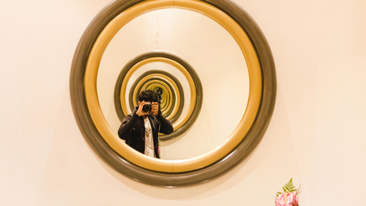 How Are Smart Mirrors Revolutionising Home And Beauty Routines In 2025