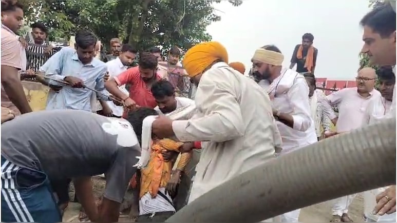 हनुमानगढ़ में सीवरेज में उतरे 3 मजदूर बेहोश, जहरीली गैस के चलते सांस लेने में हुई तकलीफ हनुमानगढ़ में सीवरेज में उतरे 3 मजदूर बेहोश, जहरीली गैस के चलते सांस लेने में हुई तकलीफ