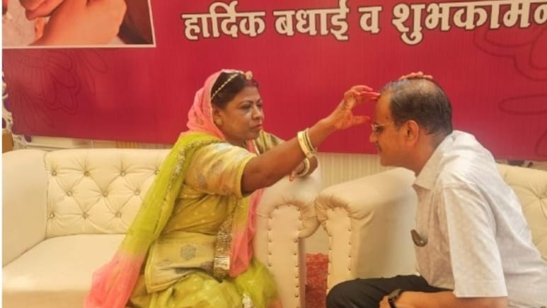Ajmer: विधायक अनीता भदेल ने पुलिसकर्मी और डॉक्टर को बांधी राखी, कहा- इन्हें रक्षा सूत्र बांधना मेरा फर्ज