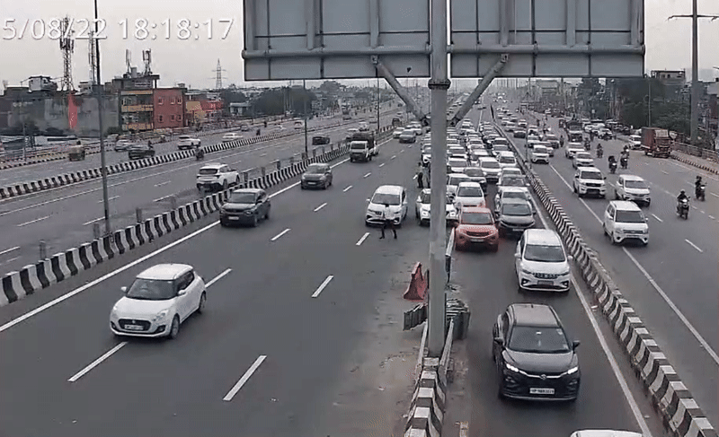 दिल दहला देगा ये VIDEO: बुलेट रफ्तार से कार ने ट्रैफिक पुलिसकर्मी को हवा में उड़ाया, दिल्ली-मेरठ एक्सप्रेसवे पर हादसा