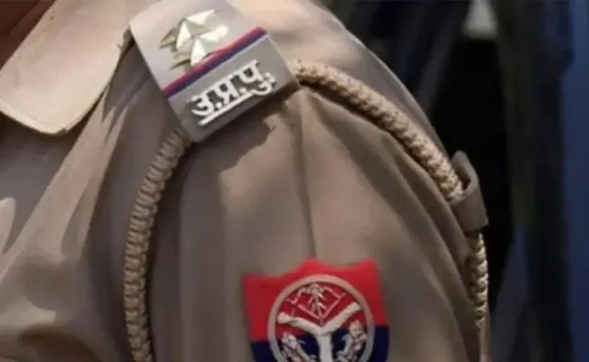 यूपी पुलिस का गजब कारनामा! कारोबारी को धमकी देकर वसूल लिए तीन लाख रुपये, SP ने किया सस्पेंड