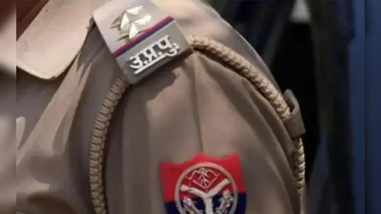 यूपी पुलिस का गजब कारनामा! कारोबारी को धमकी देकर वसूल लिए तीन लाख रुपये, SP ने किया सस्पेंड यूपी पुलिस का गजब कारनामा! कारोबारी को धमकी देकर वसूल लिए तीन लाख रुपये, SP ने किया सस्पेंड